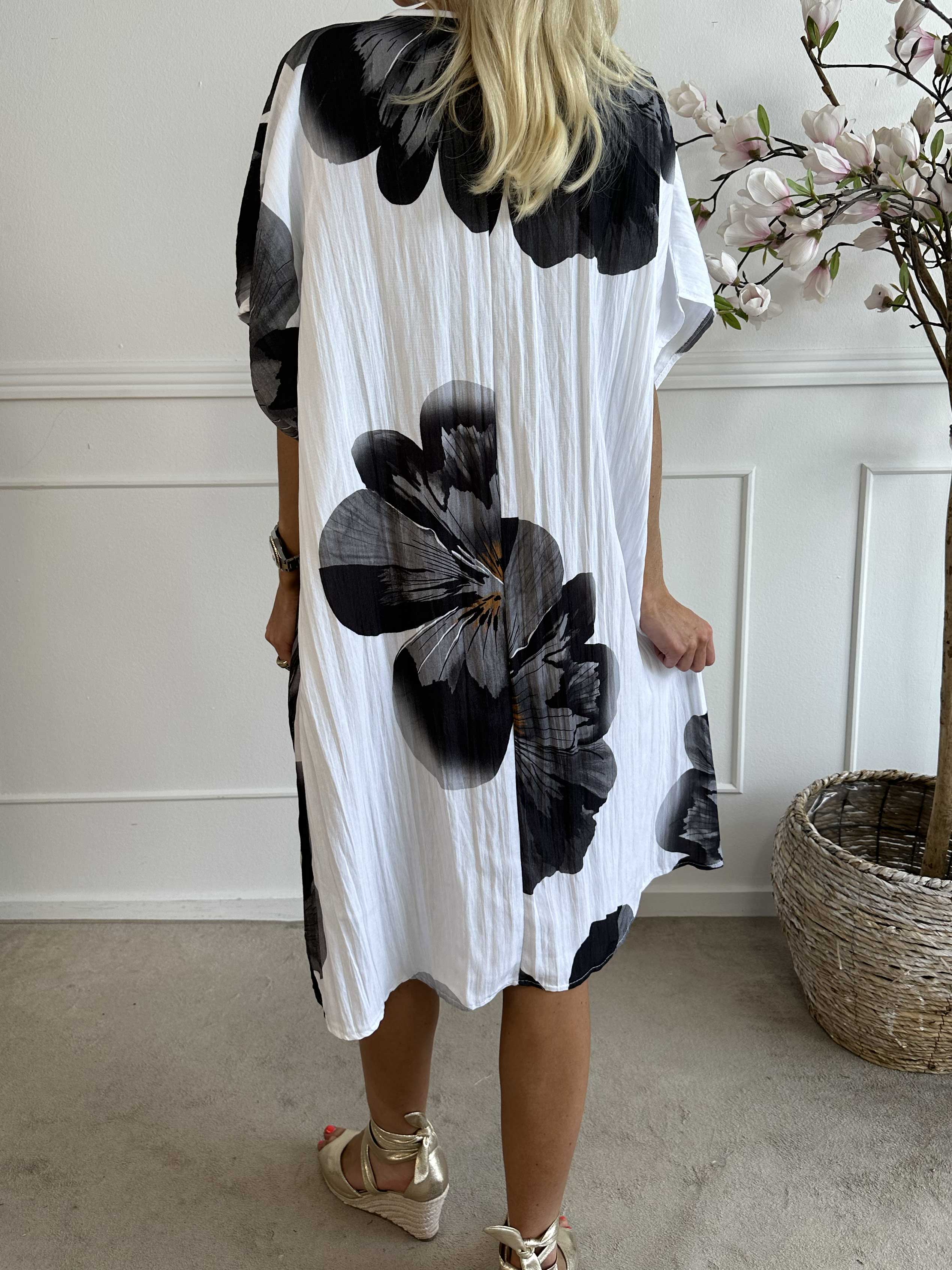 Aya - Blomstret t-shirt kjole i viskose